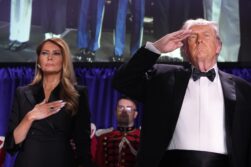 La primera dama Melania Trump y el presidente de Estados Unidos, Donald Trump, participan en la cena de la Asociación de Corresponsales de la Casa Blanca en Washington