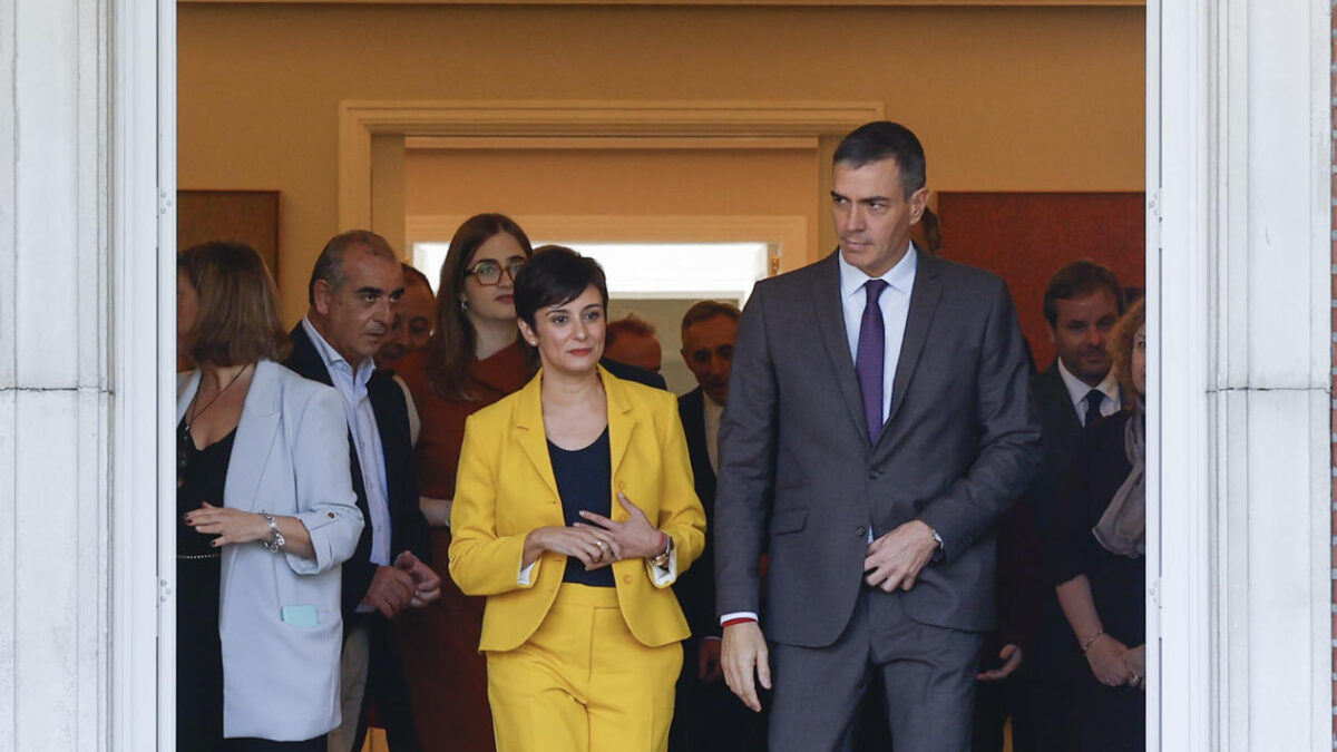 La ministra de Vivienda, Isabel Rodríguez, junto al presidente del Gobierno, Pedro Sánchez