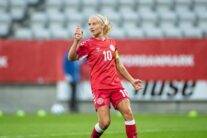 Pernille Harder en un partido con la selección danesa