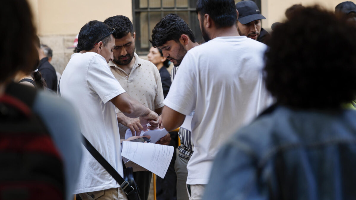 Vista general en el Ayuntamiento de Valencia de la cola de inmigrantes que quieran acogerse al proceso de regularización.