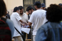 Vista general en el Ayuntamiento de Valencia de la cola de inmigrantes que quieran acogerse al proceso de regularización.