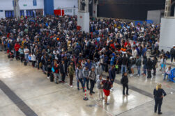 GRAFCAT1604. L'HOSPITALET DE LLOBREGAT (BARCELONA) (ESPAÑA), 21/04/2026.- Centenares de personas migrantes vuelven a hacer cola desde primera hora de este martes en el recinto ferial La Farga de L'Hospitalet de Llobregat (Barcelona) para conseguir los documentos que faciliten su regularización en España, en el marco del proceso extraordinario abierto por el Gobierno.