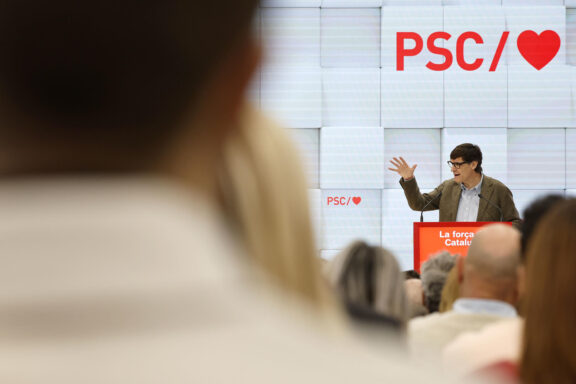 GRAFCAT6438. BARCELONA, 10/01/2026.- El presidente de la Generalitat de Cataluña y líder del PSC, Salvador Illa, interviene en el Consell Nacional extraordinario del PSC donde ha defendido este sábado que el nuevo modelo de financiación autonómica es "el mejor de la historia, sin paliativos", pues es una propuesta en la que "nadie pierde y todo el mundo gana". EFE/Alberto Estevez