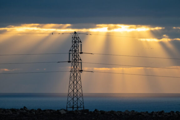 GRAFCAN8685. PUERTO DEL ROSARIO (FUERTEVENTURA) (ESPAÑA), 29/04/2025.- El apagón que este lunes dejó sin luz a la mayor parte de la España peninsular no ha tenido incidencias en las redes eléctricas de Canarias, aisladas de la península, pero sí se ha notado en importantes distorsiones en las redes de telecomunicaciones. En la imagen, tendidos eléctricos en Fuerteventura. EFE/Carlos de Saá