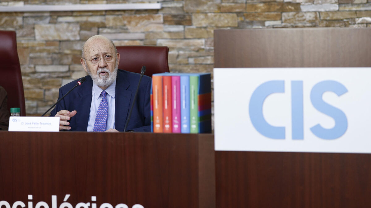El presidente del CIS, José Félix Tezanos (i) presenta la obra ‘España 2025.