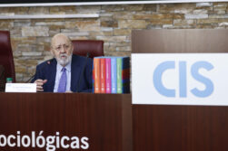 El presidente del CIS, José Félix Tezanos (i) presenta la obra ‘España 2025.