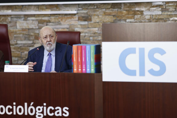 El presidente del CIS, José Félix Tezanos (i) presenta la obra ‘España 2025.