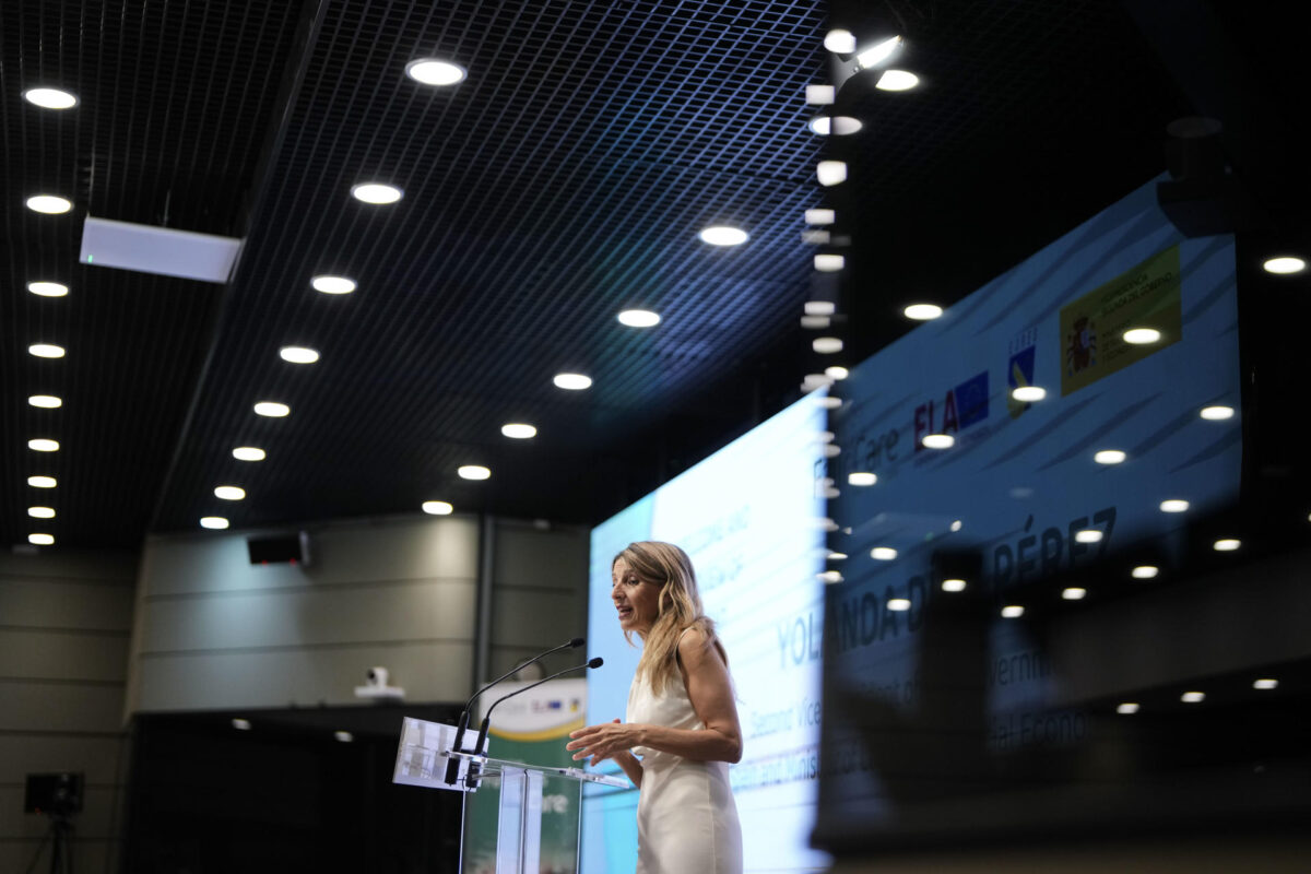 MADRID, 23/04/2026.- La vicepresidenta segunda del Gobierno y ministra de Trabajo y Economía Social, Yolanda Díaz, interviene durante la inauguración, este jueves en Madrid, de la jornada a 'Desafíos y políticas en el sector de los cuidados: una perspectiva multidimensional'. EFE/ Borja Sanchez-Rrillo