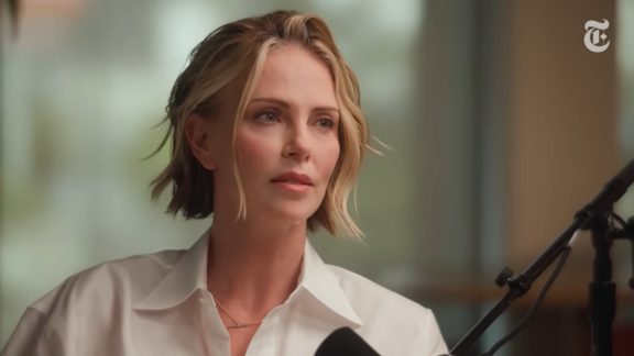 Charlize Theron, en un momento de su entrevista con 'The New York Times'