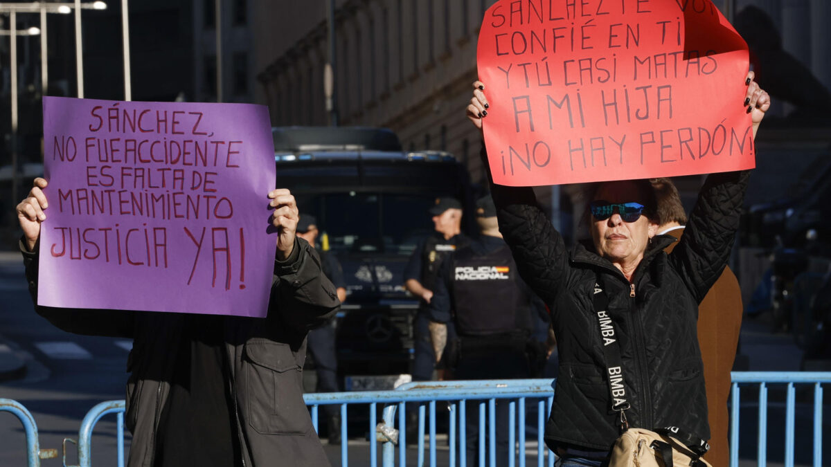 Concentración de víctimas de Adamuz en el Congreso - Política