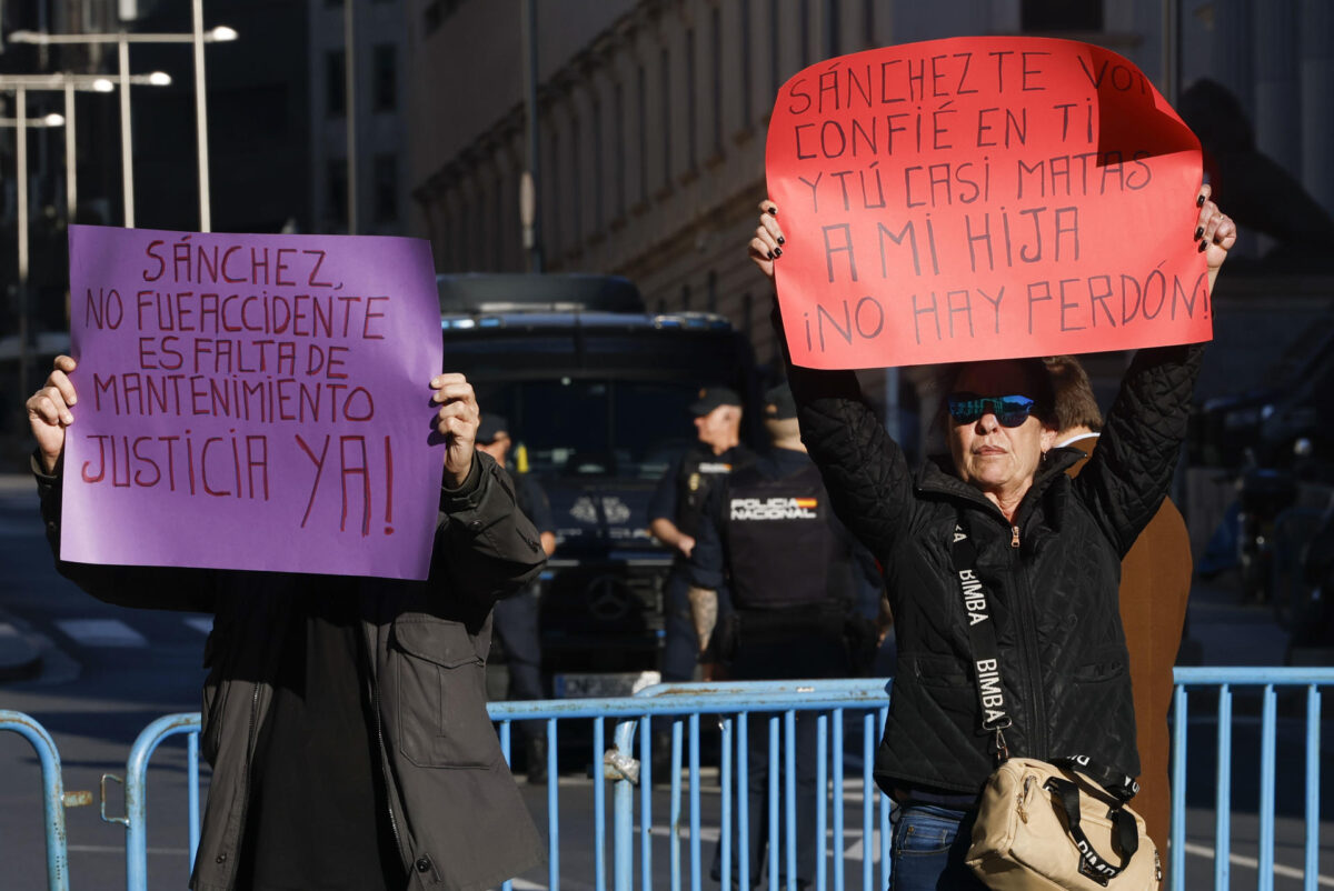 Concentración de víctimas de Adamuz en el Congreso - Política