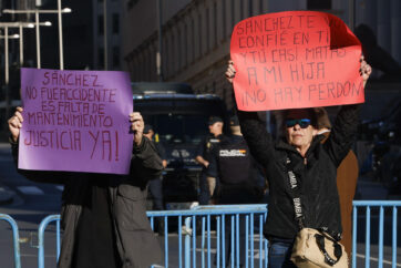 Concentración de víctimas de Adamuz en el Congreso - Política