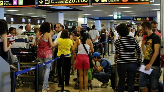 Crisis de vuelos en el aeropuerto - Sociedad