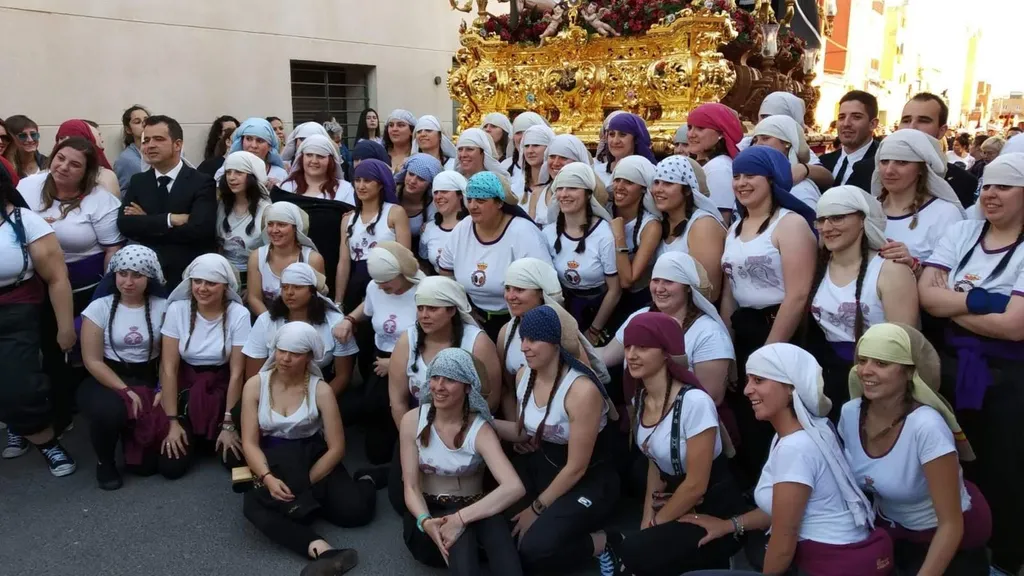 Cuadrilla de costaleras del paso del Cristo de la Humildad y Paciencia de Almería. Redacción