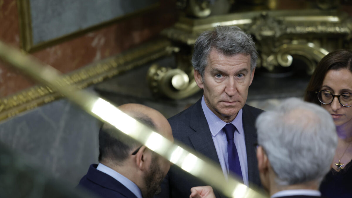El líder del PP, Alberto Núñez Feijóo, durante el pleno del Congreso que debate y vota las dos enmiendas a la totalidad que han presentado PP y Vox a la reforma constitucional que propone el Gobierno para blindar en la carta magna el aborto en la sanidad pública, a través del artículo 43 que recoge el derecho a la protección de la salud.
