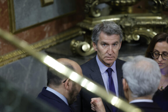 El líder del PP, Alberto Núñez Feijóo, durante el pleno del Congreso que debate y vota las dos enmiendas a la totalidad que han presentado PP y Vox a la reforma constitucional que propone el Gobierno para blindar en la carta magna el aborto en la sanidad pública, a través del artículo 43 que recoge el derecho a la protección de la salud.