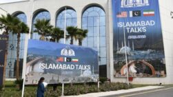 Vista del centro de prensa antes de las conversaciones de paz entre Estados Unidos e Irán, en Islamabad,