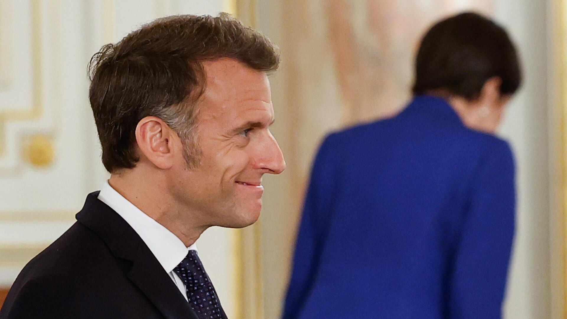 Macron deja una imagen insólita en Japón con un gesto de Dragon Ball