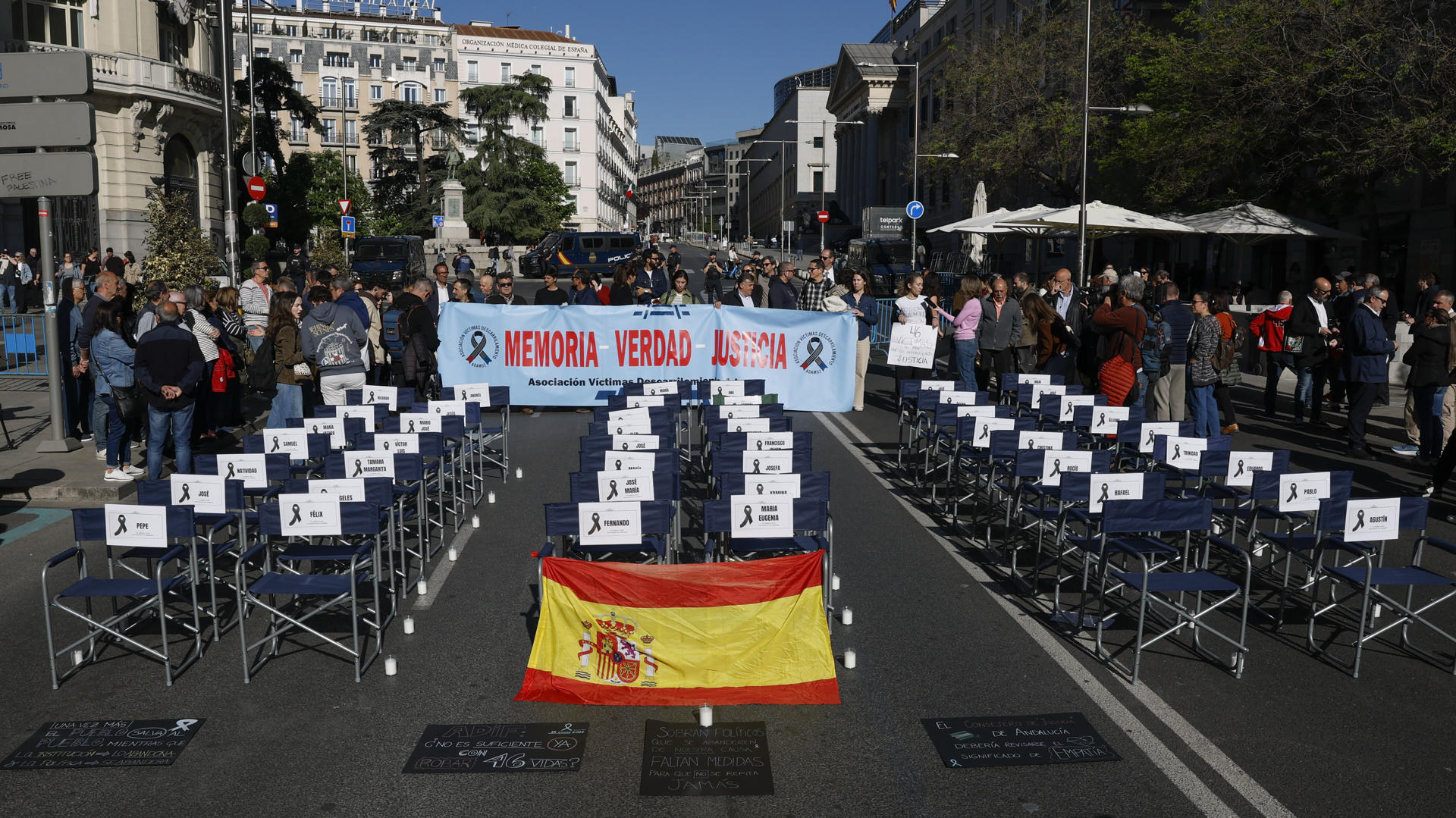 Concentración de víctimas de Adamuz en el Congreso - Política