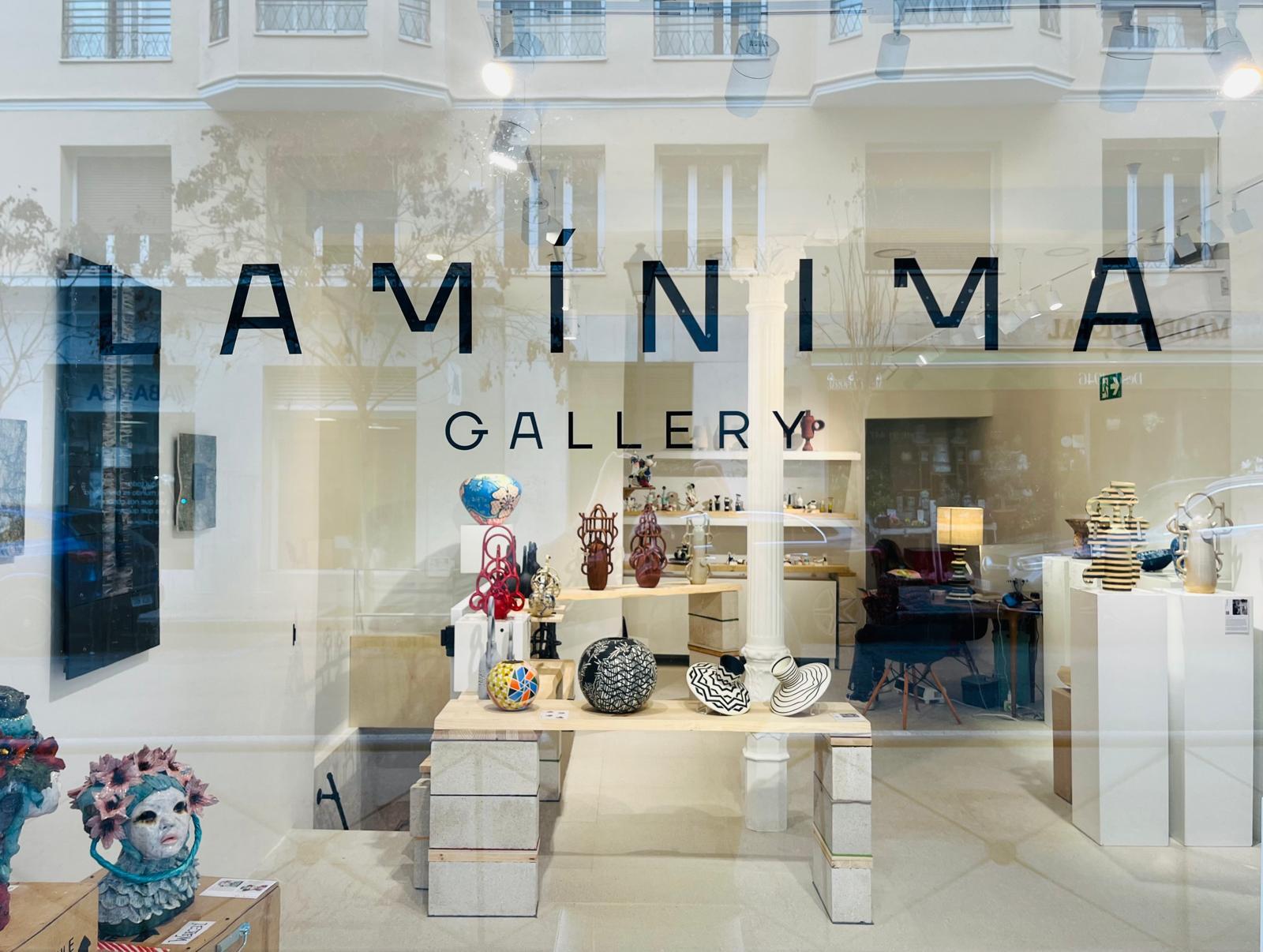 Escaparate de La Mínima Gallery, la primera galería dedicada al arte cerámico contemporáneo en Madrid