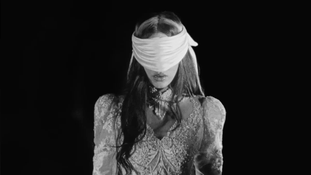 Rosalía, en una imagen del videoclip 'Focu' Ranni'