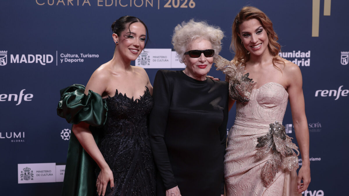 La presidenta de la Academia de las Artes Escénicas de España Magüi Mira posa a su llegada a la gala de la cuarta edición de los Premios Talía