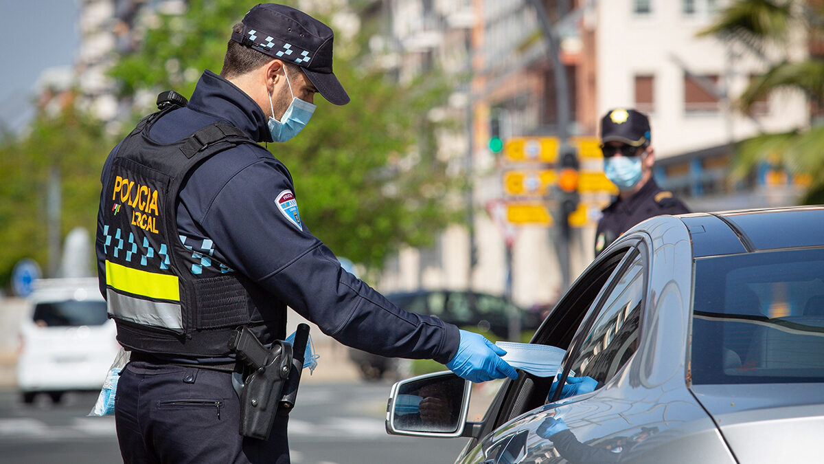 Agentes de la Policía Local reparten mascarillas este martes en Logroño, donde la mayoría de la ciudadanía que ha montado hoy en el transporte público traía puesta su mascarilla, sin necesidad de recoger la que le han facilitado los agentes de la Policía en este primer día en que el Ayuntamiento ha puesto a disposición del transporte público urbano 40.000 unidades.