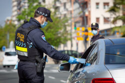 Agentes de la Policía Local reparten mascarillas este martes en Logroño, donde la mayoría de la ciudadanía que ha montado hoy en el transporte público traía puesta su mascarilla, sin necesidad de recoger la que le han facilitado los agentes de la Policía en este primer día en que el Ayuntamiento ha puesto a disposición del transporte público urbano 40.000 unidades.