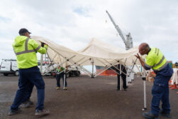 GRAFCAN3559. GRANADILLA DE ABONA (TENERIFE), 09/05/2026.- Operarios instalan una carpa en el Puerto de Granadilla donde se espera que fondee el buque de bandera holandesa MV Hondius afectado por un brote de hantavirus. EFE/Ramón de la Rocha