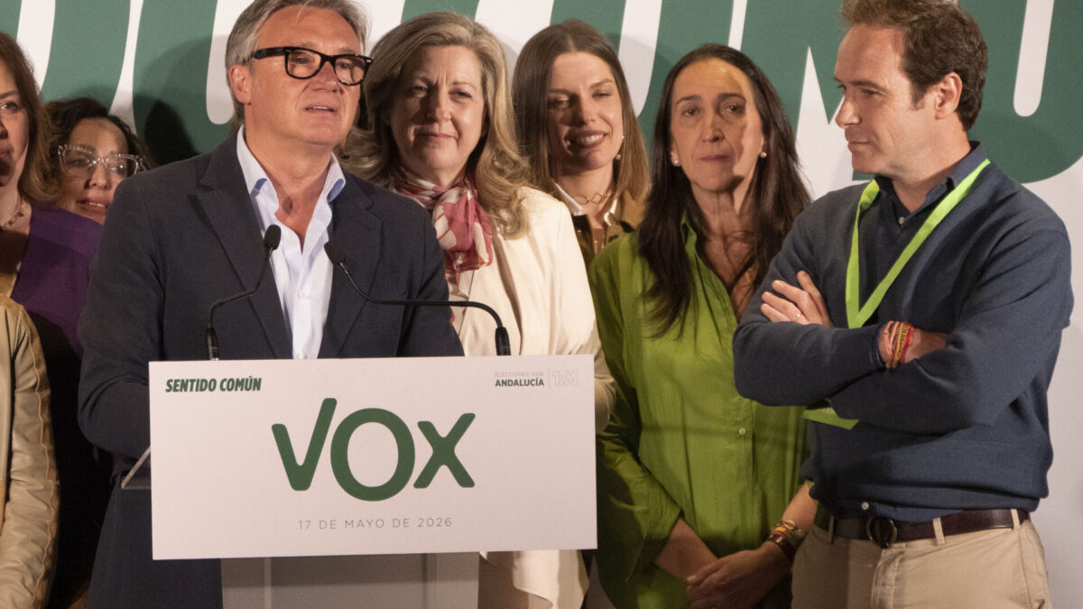 SEVILLA. 17/05/2026.- El candidato de Vox a la presidencia de la Junta de Andalucía, Manuel Gavira (i), valora esta noche en Sevilla los resultados electorales de las elecciones regionales celebradas este domingo. EFE/David Arjona