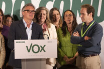 SEVILLA. 17/05/2026.- El candidato de Vox a la presidencia de la Junta de Andalucía, Manuel Gavira (i), valora esta noche en Sevilla los resultados electorales de las elecciones regionales celebradas este domingo. EFE/David Arjona