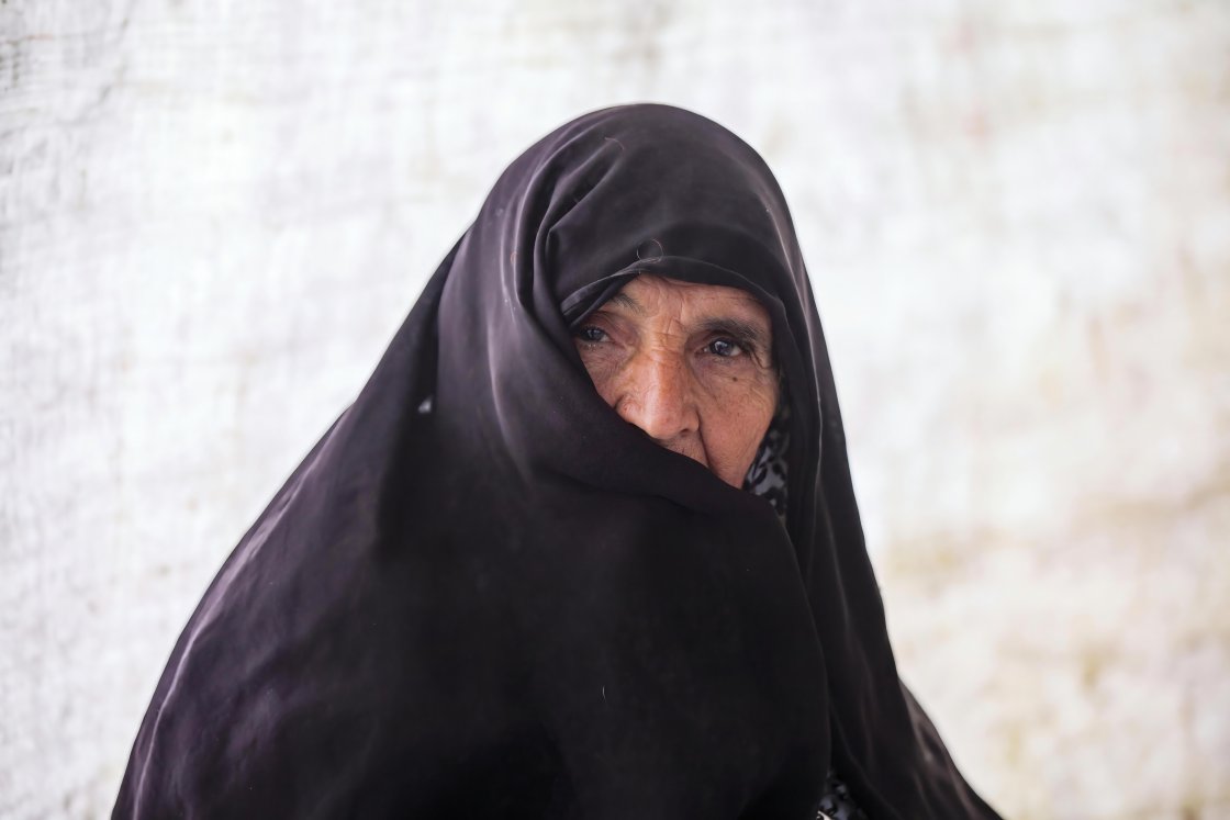 Hajja Jameela tiene 80 años. Esta desplazada y vive con las personas supervivientes de su familia. Como tantas otras mujeres, ha dedicado su vida a cuidar: de sus hijos, de su hogar, de su comunidad
