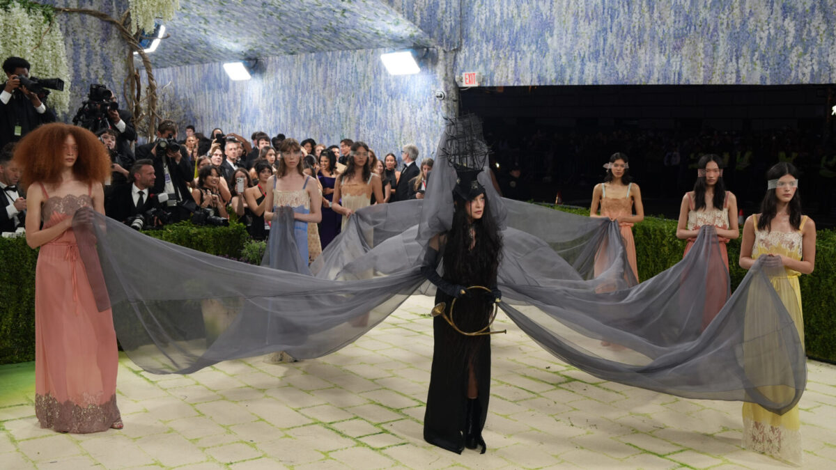 Madonna se inspira en Leonora Carrington con un look que requiere 7 personas en la MET Gala 2026