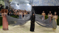 Madonna se inspira en Leonora Carrington con un look que requiere 7 personas en la MET Gala 2026