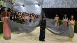 Madonna se inspira en Leonora Carrington con un look que requiere 7 personas en la MET Gala 2026