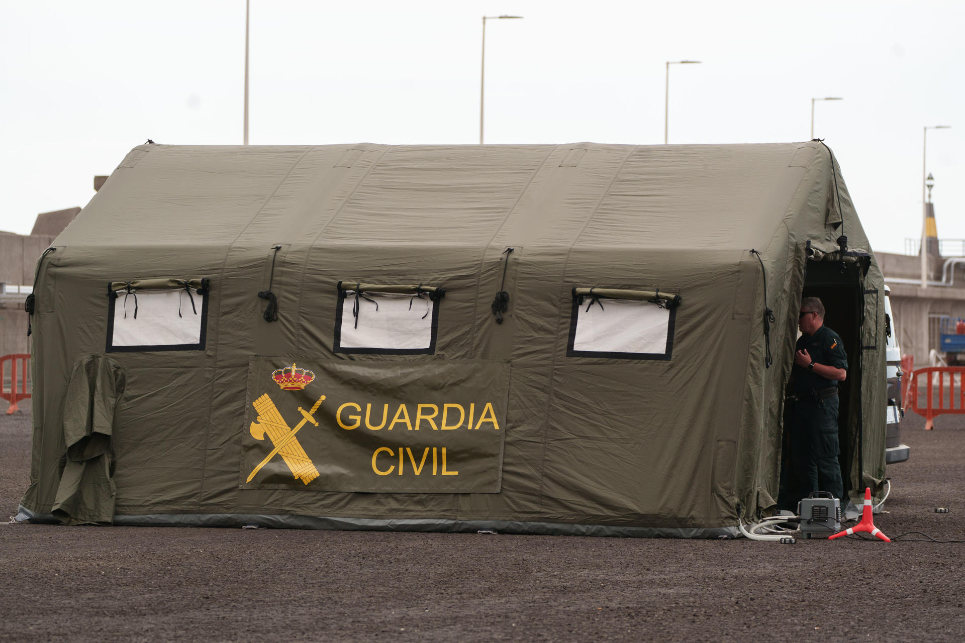 GRAFCAN3559. GRANADILLA DE ABONA (TENERIFE), 09/05/2026.- Puesto de la Guardia Civil instalada en el Puerto de Granadilla a la espera del buque de bandera holandesa MV Hondius afectado por un brote de hantavirus. EFE/Ramón de la Rocha varios casos de hantavirus. EFE/Ramón de la Rocha