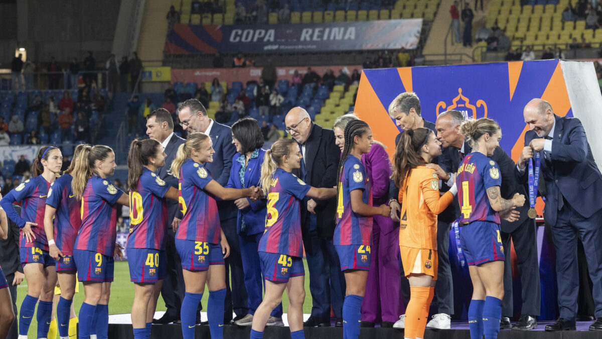 LAS PALMAS DE GRAN CANARIA, 16/05/2026.- Las jugadoras del FC Barcelona reciben sus medallas tras ganar la final de la Copa de la Reina de fútbol que disputaron FC Barcelona y Atlético de Madrid este sábado en el estadio de Gran Canaria. EFE/ Quique Curbelo