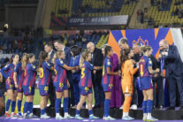 LAS PALMAS DE GRAN CANARIA, 16/05/2026.- Las jugadoras del FC Barcelona reciben sus medallas tras ganar la final de la Copa de la Reina de fútbol que disputaron FC Barcelona y Atlético de Madrid este sábado en el estadio de Gran Canaria. EFE/ Quique Curbelo