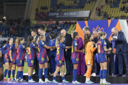 LAS PALMAS DE GRAN CANARIA, 16/05/2026.- Las jugadoras del FC Barcelona reciben sus medallas tras ganar la final de la Copa de la Reina de fútbol que disputaron FC Barcelona y Atlético de Madrid este sábado en el estadio de Gran Canaria. EFE/ Quique Curbelo
