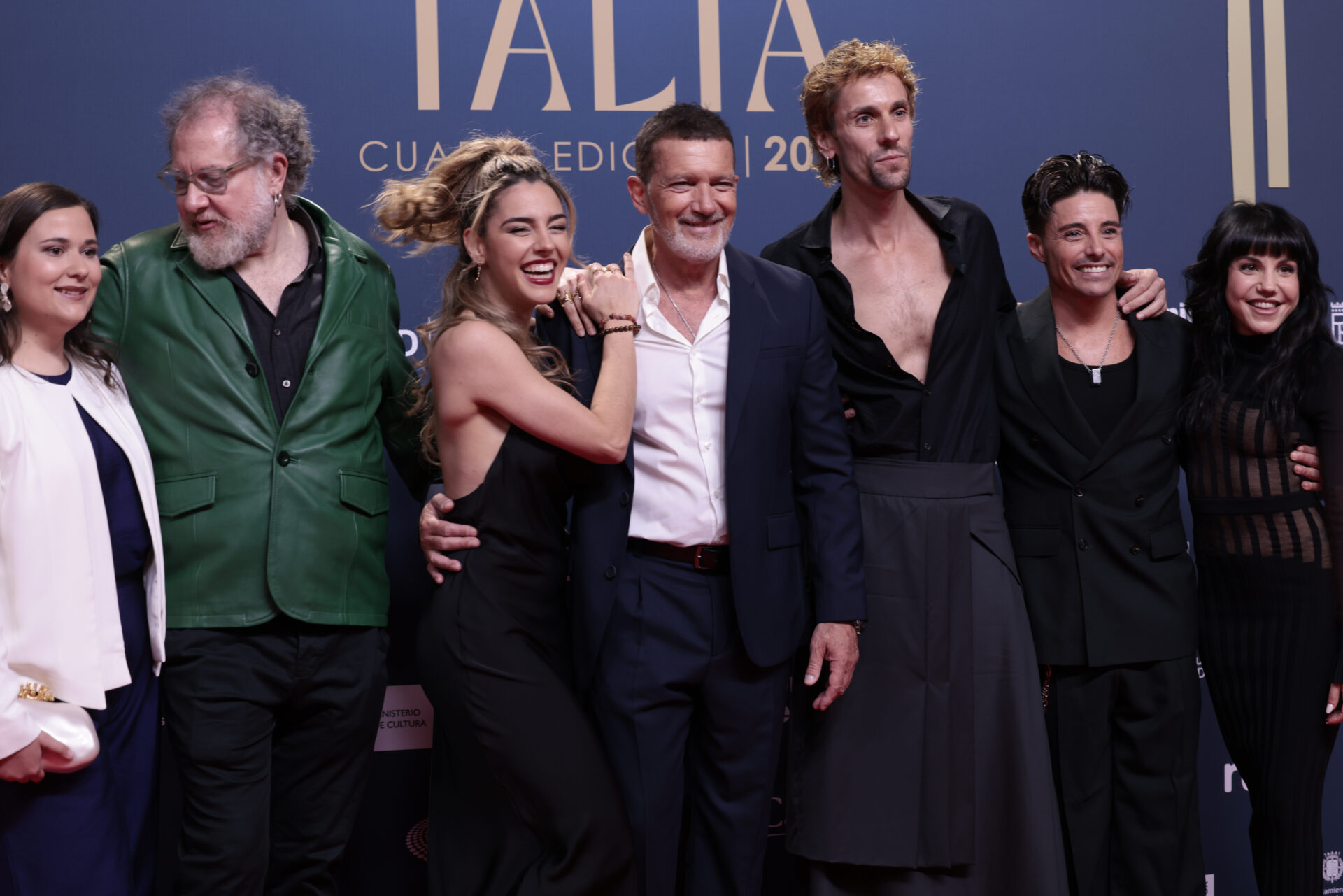 MADRID, 18/05/2026.- El actor y director Antonio Banderas (c) a su llegada a la gala de la cuarta edición de los Premios Talía (Premios de la Academia de las Artes Escénicas de España) celebrada este lunes en los Teatros del Canal, en Madrid. EFE/Juanjo Martín