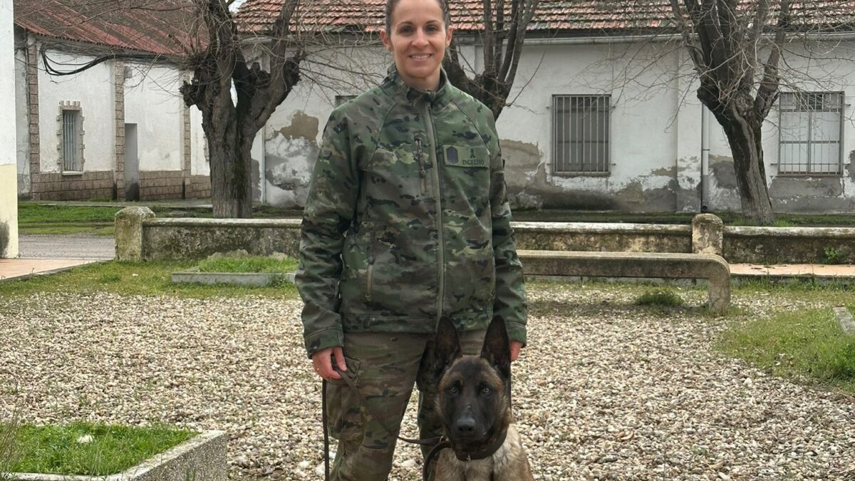 La cabo Marta Fernández junto a Romeo, perro de Búsqueda y Rescate.
