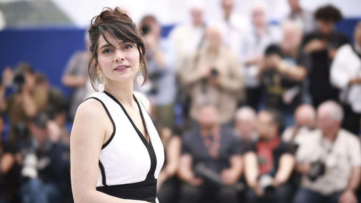 La directora Pegah Ahangarani en el photocall de 'Rehearsals for a Revolution' durante la 79ª edición del Festival de Cannes
