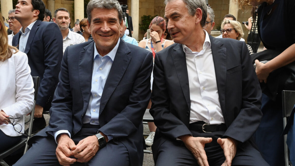 LEÓN, 10/07/2024.- El expresidente del Gobierno José Luis Rodríguez Zapatero (d), junto al ministro de Transformación Digital, José Luis Escrivá, durante el homenaje que ha recibido en la 'Ciberccamp Boot', este miércoles en León. EFE/J.Casares