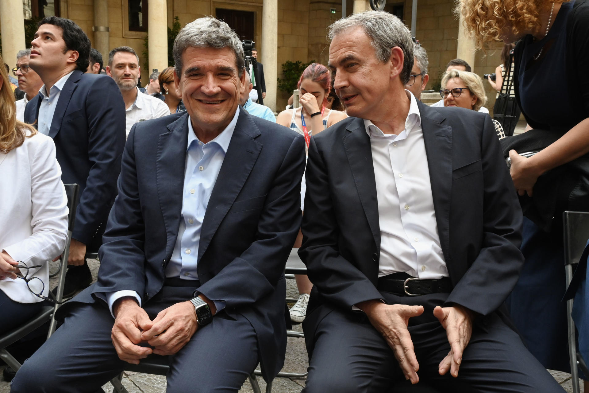 LEÓN, 10/07/2024.- El expresidente del Gobierno José Luis Rodríguez Zapatero (d), junto al ministro de Transformación Digital, José Luis Escrivá, durante el homenaje que ha recibido en la 'Ciberccamp Boot', este miércoles en León. EFE/J.Casares