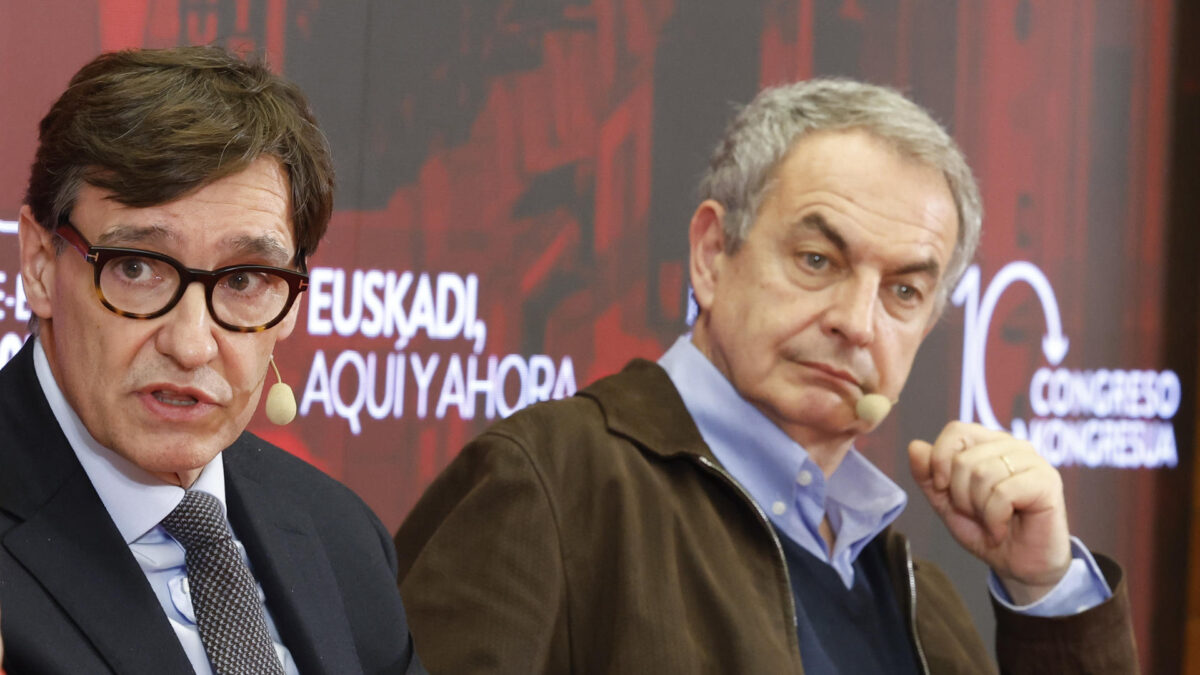 SAN SEBASTIÁN (ESPAÑA), 14/02/2025.- El expresidente del Gobierno José Luis Rodríguez Zapatero (d), y el president de la Generalitat, Salvador Illa (i), participan en una mesa redonda durante la jornada previa al décimo Congreso del PSE-EE que se celebra en San Sebastián. EFE/Juan Herrero.