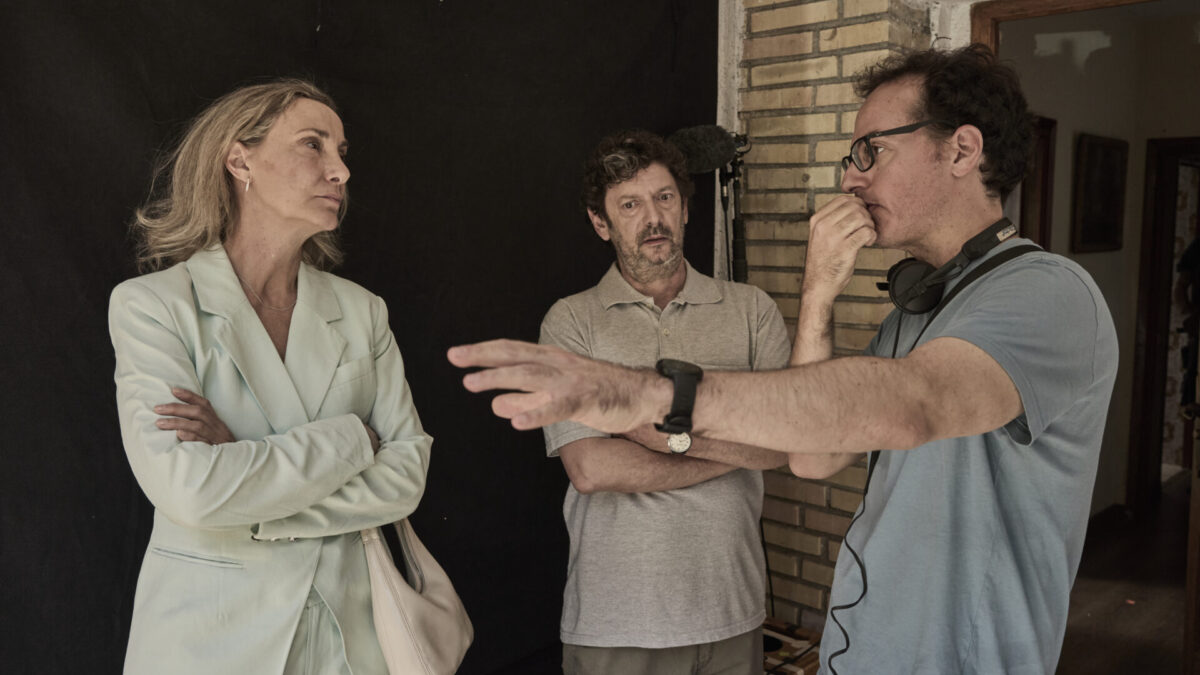 Javier Marco dirigiendo a Sonia Almarcha y Manolo Solo en el rodaje de 'A la cara'