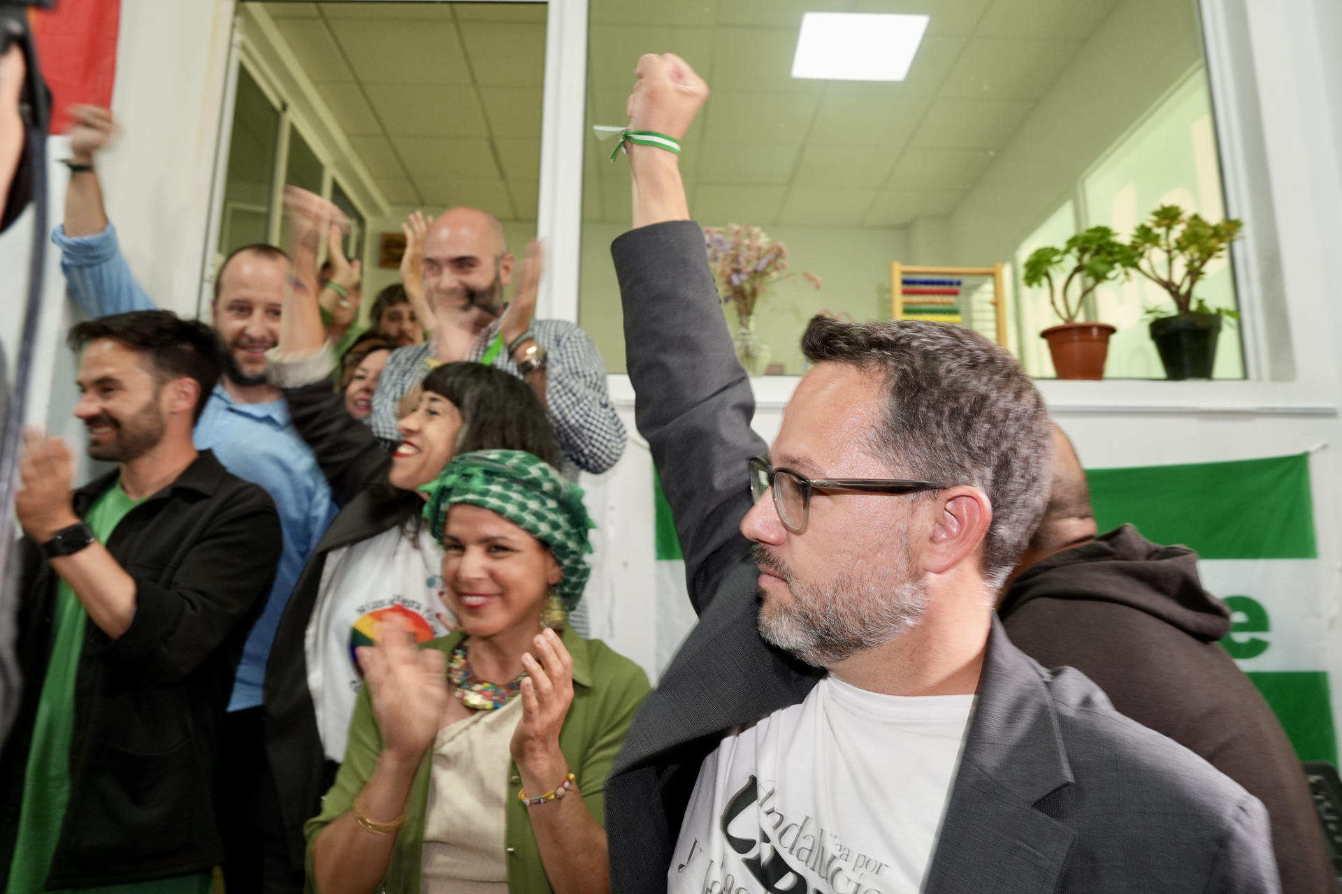 JEREZ DE LA FRONTERA (CÁDIZ), 17/05/2026.- El candidato de Adelante Andalucía, José Ignacio García (d), acompañado por su equipo y Teresa Rodríguez (c) en la asociación sociocultural La yerbabuena, celebra los resultados electorales del partido tras los comicios en Andalucía, este domingo en Jerez de la Frontera (Cádiz). EFE/Román Ríos.