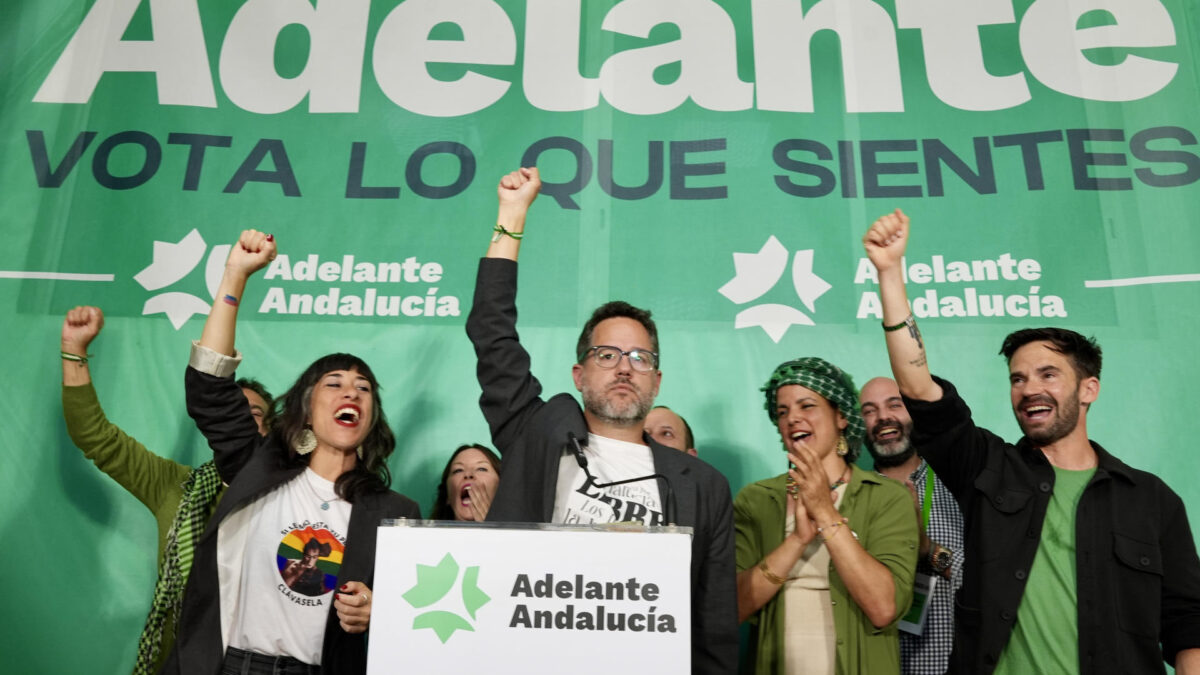JEREZ DE LA FRONTERA (CÁDIZ), 17/05/2026.- El candidato de Adelante Andalucía, José Ignacio García (c), acompañado por su equipo y Teresa Rodríguez (3d) en la asociación sociocultural La yerbabuena, celebra los resultados electorales del partido tras los comicios en Andalucía, este domingo en Jerez de la Frontera (Cádiz). EFE/Román Ríos.
