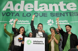 JEREZ DE LA FRONTERA (CÁDIZ), 17/05/2026.- El candidato de Adelante Andalucía, José Ignacio García (c), acompañado por su equipo y Teresa Rodríguez (3d) en la asociación sociocultural La yerbabuena, celebra los resultados electorales del partido tras los comicios en Andalucía, este domingo en Jerez de la Frontera (Cádiz). EFE/Román Ríos.