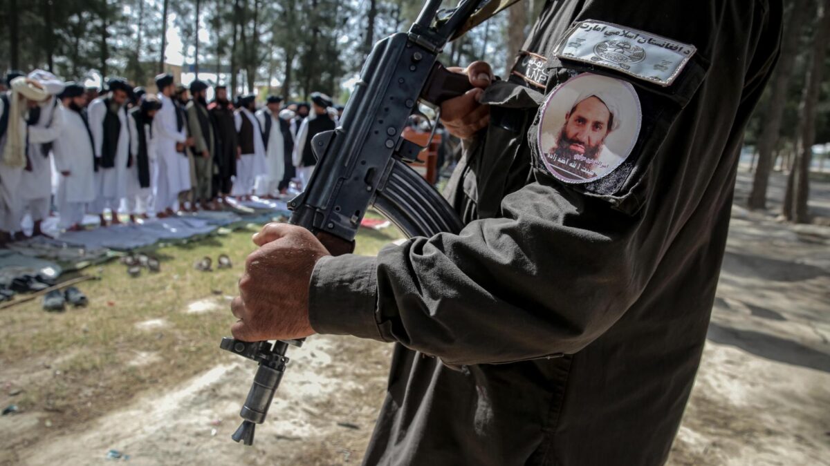 KABUL (Afghanistan), 27/05/2026.- Taliban security officials stand guard during the Muslim holiday of Eid al-Adha in Kabul, Afghanistan, 27 May 2026. Eid al-Adha, also known as the Feast of Sacrifice, coincides with the annual Hajj pilgrimage to Mecca and is traditionally marked by the sacrifice of livestock and the distribution of meat among family, friends and those in need. (Afganistán, La meca) EFE/EPA/SAMIULLAH POPAL